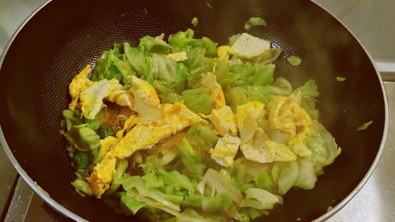 包菜粉丝炒鸡蛋,放入炒好的鸡蛋,翻炒均匀入味。