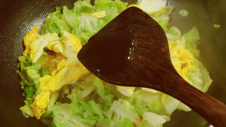 包菜粉丝炒鸡蛋,放入<a style='color:red;display:inline-block;' href='/shicai/ 721'>蚝油</a>增香,翻拌均匀。