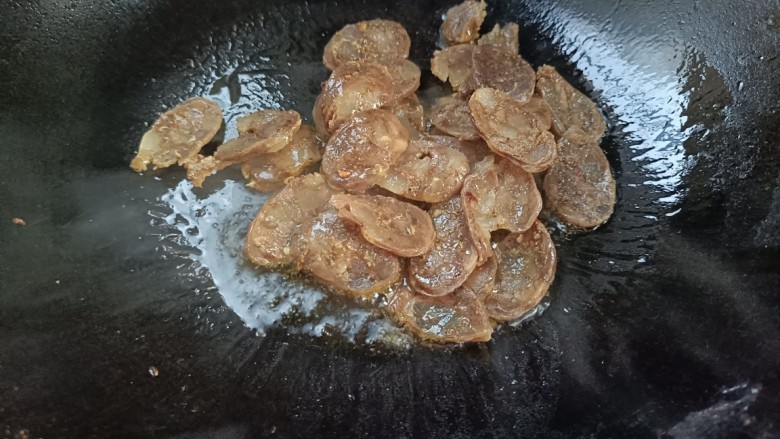 腊肠炒饭,就锅烧油,倒入膜肠,小火炸香