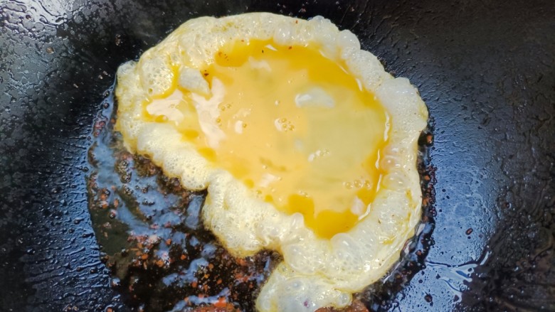 腊肠炒饭,倒入鸡蛋,拌动