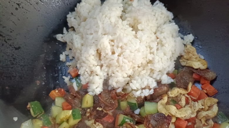 腊肠炒饭,倒入剩饭,搅散