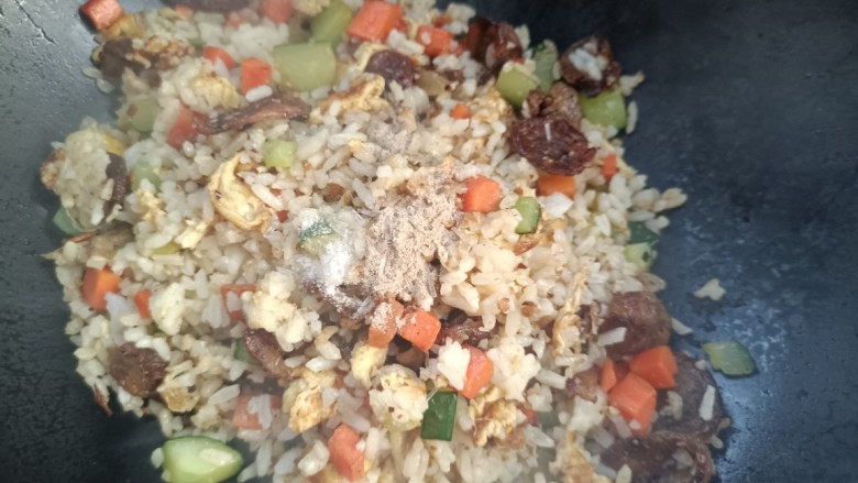 腊肠炒饭,放入盐,姐椒味精,翻炒均匀