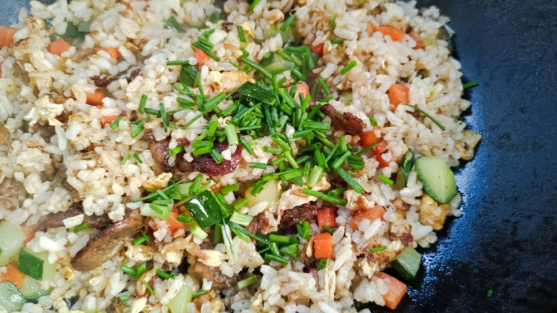 腊肠炒饭,放入小葱,翻炒