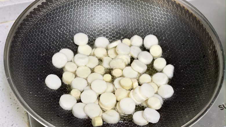 山药这么做比肉还好吃,外香里糯,鲜香浓郁,超级下饭!,锅里热油,下入沥干水的山药片,稍微翻炒几下