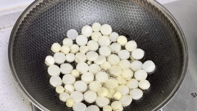 山药这么做比肉还好吃,外香里糯,鲜香浓郁,超级下饭!,然后把山药片平铺开来,中小火两面煎至微黄