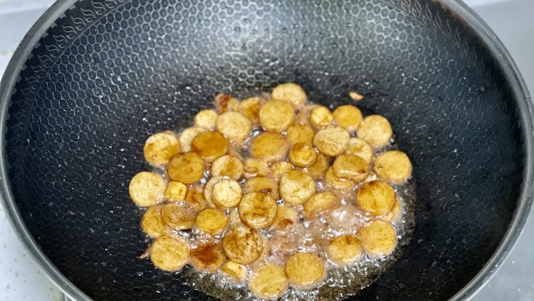 山药这么做比肉还好吃,外香里糯,鲜香浓郁,超级下饭!,把山药片翻炒上色