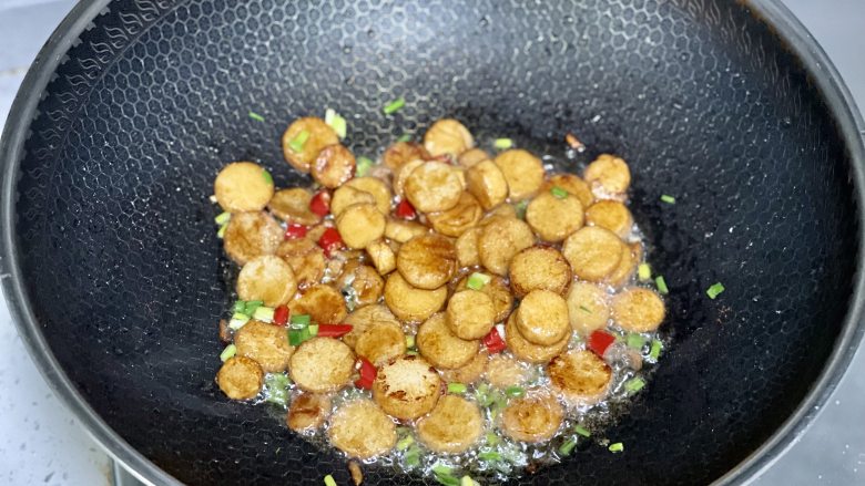 山药这么做比肉还好吃,外香里糯,鲜香浓郁,超级下饭!,最后加入小米辣椒圈和葱花,快速翻炒均匀后即可出锅