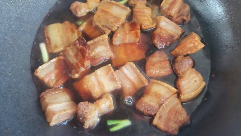 红烧猪肥肉,加入没过肉片的水