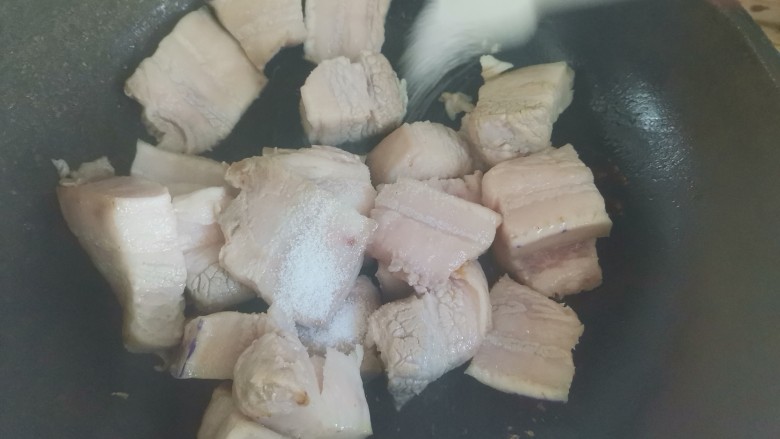 红烧猪肥肉,加入适量的盐,能更快出肥油
