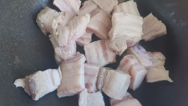 红烧猪肥肉,锅烧热,不放油,下入肉片小火煸炒