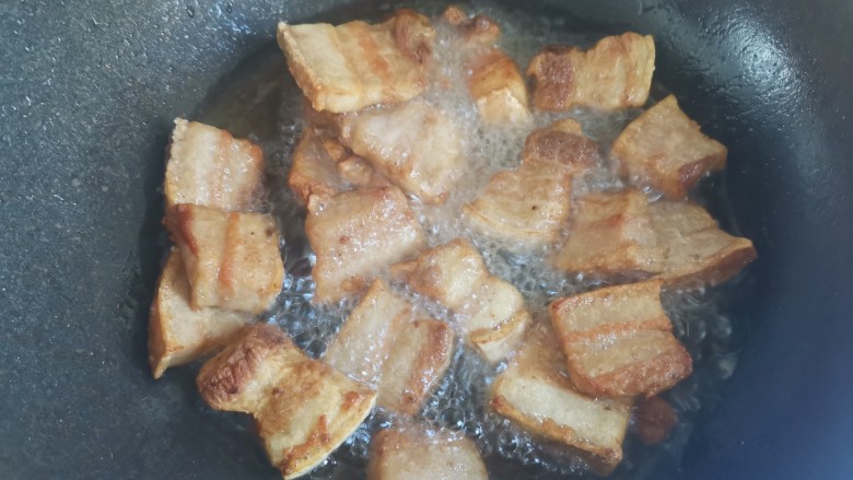 红烧猪肥肉,煸炒至出肥油,肉片焦黄