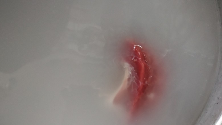 芋头焖牛腩,<a style='color:red;display:inline-block;' href='/shicai/ 218'>牛腩</a>放淘米水里浸泡30分钟左右,期间去搓揉几遍,挤挤血水