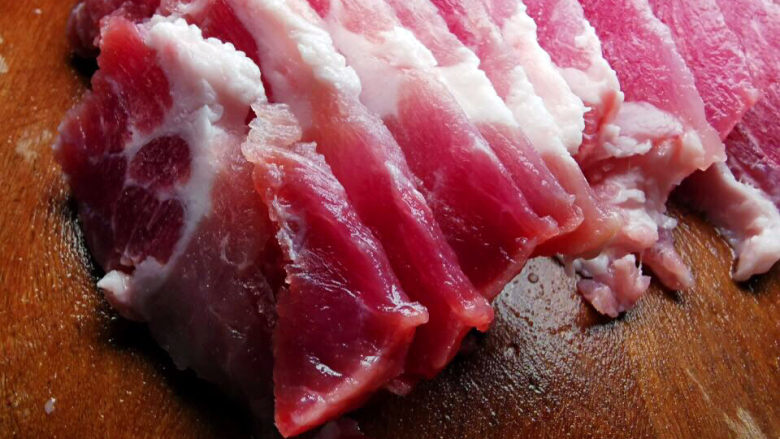 豆芽炒肉丝,猪肉切0.1公分薄片