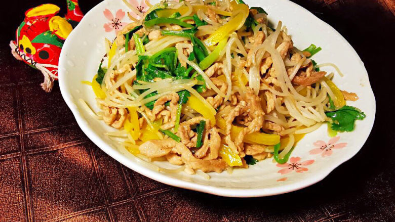 豆芽炒肉丝,豆芽脆,肉丝嫩,最后的香菜来添香