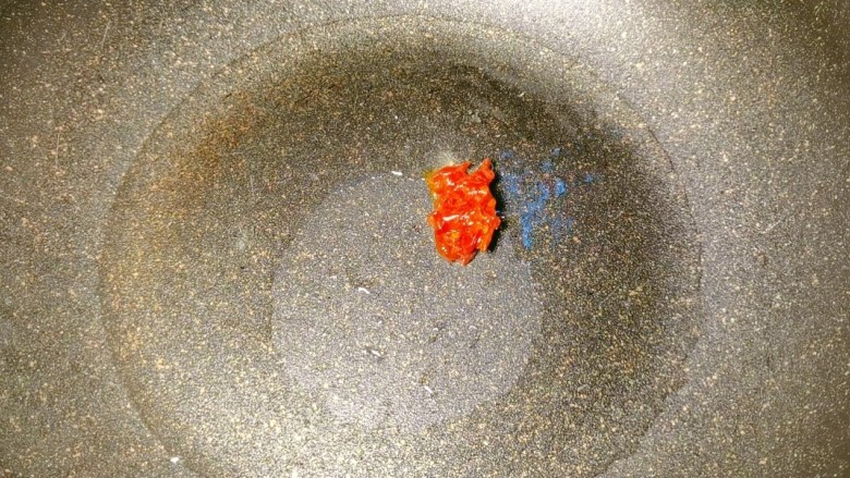 暖冬牛杂,锅内烧油,油热加入适量<a style='color:red;display:inline-block;' href='/shicai/ 705'>豆瓣酱</a>。