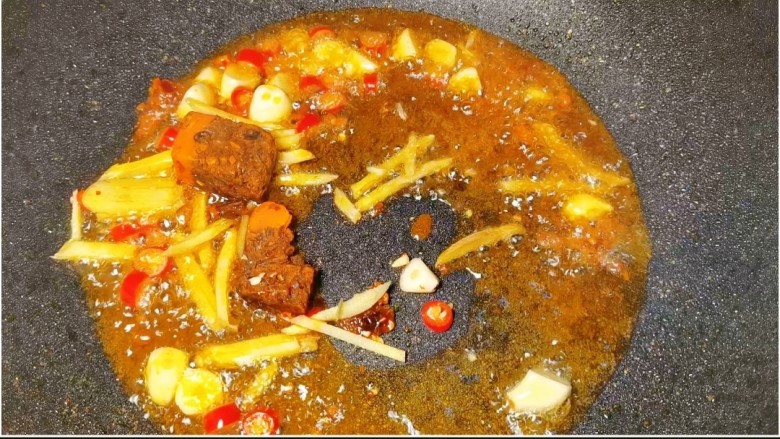 暖冬牛杂,豆瓣酱炒香后加入我们准备好的姜蒜,小米辣和<a style='color:red;display:inline-block;' href='/shicai/ 4159'>火锅底料</a>继续炒香。
