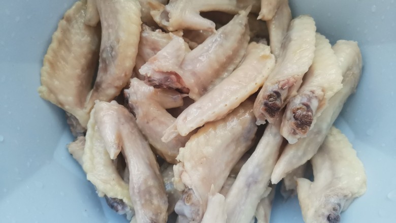 红烧翅尖,捞出清洗干净,控干水分备用