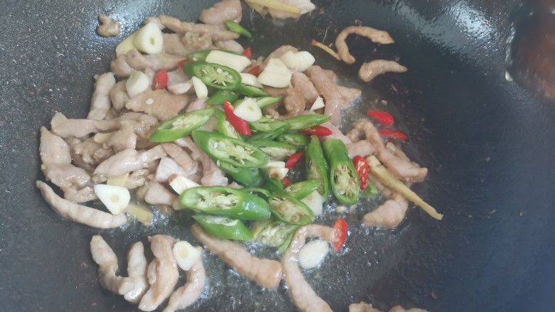 豆芽炒肉丝,加入尖椒和小米椒，大蒜翻炒出香味