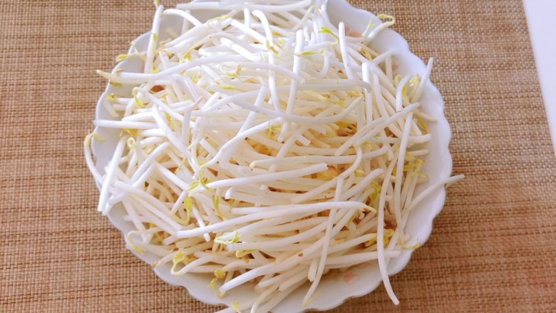 豆芽炒肉丝,豆芽菜折去根部,清洗干净。