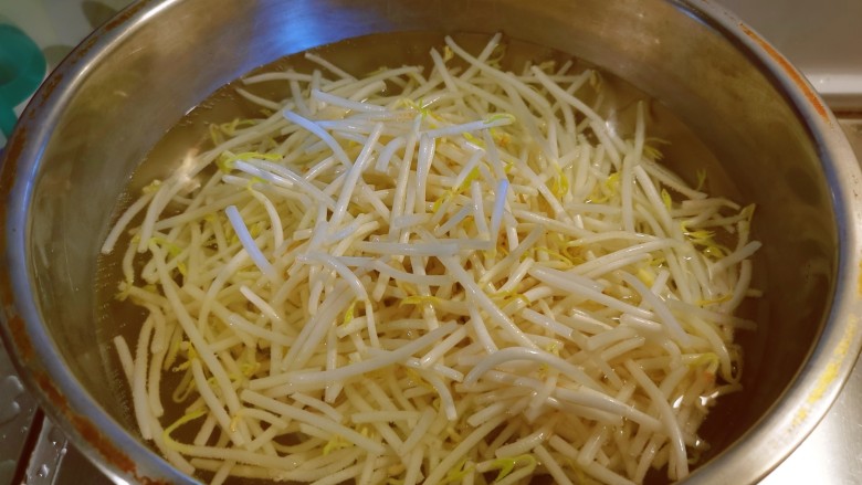 豆芽炒肉丝,放入开水中汆汤断生,捞出备用。
