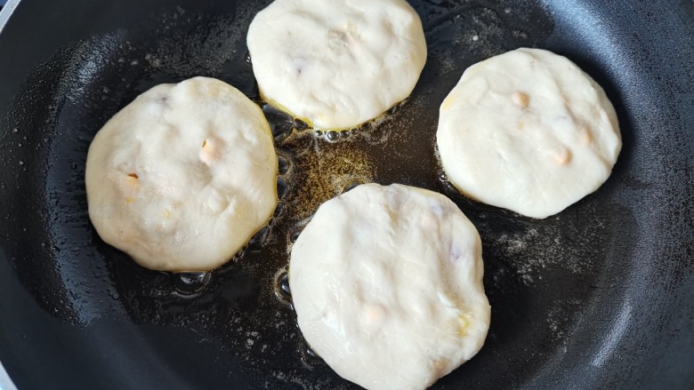 芝士土豆饼,放入饼胚用中小火慢煎