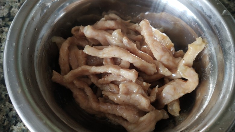 豆芽炒肉丝,盛碗