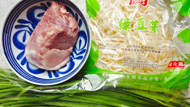 豆芽炒肉丝,首先我们准备好所有食材