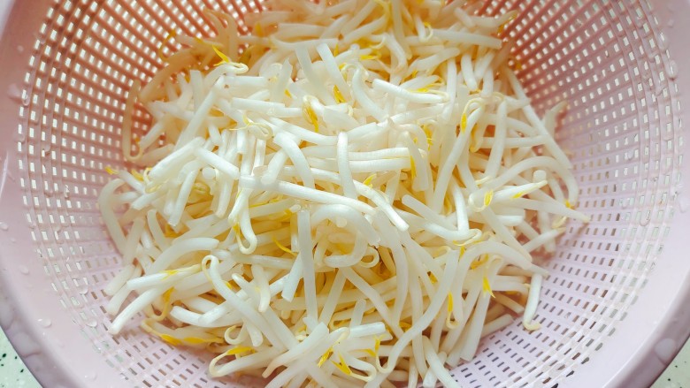豆芽炒肉丝,<a style='color:red;display:inline-block;' href='/shicai/ 120'>豆芽</a>摘洗干净,控干水分