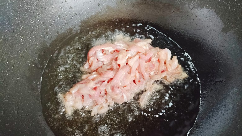 豆芽炒肉丝,起油锅,油热后下肉丝