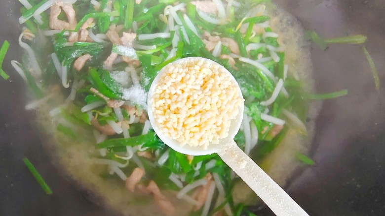 豆芽炒肉丝,加少许鸡精,翻炒均匀,即可