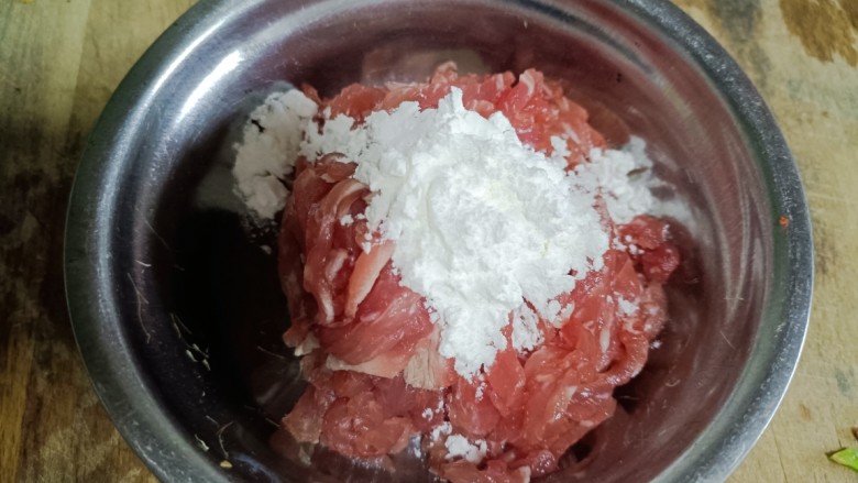豆芽炒肉丝,<a style='color:red;display:inline-block;' href='/shicai/ 429'>瘦肉</a>洗净切丝,用生粉浆之