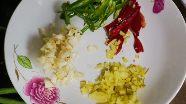 豆芽炒肉丝,辣椒洗净切丝,生姜大蒜备好