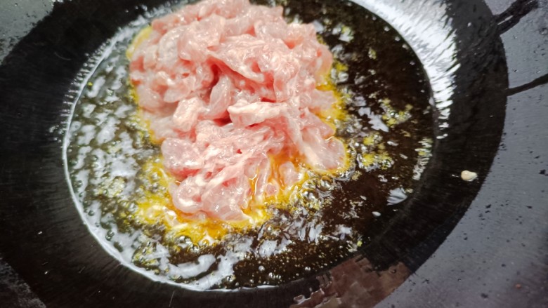 豆芽炒肉丝,又起锅烧油,至七八十度放入剩肉,肉跑一遍油