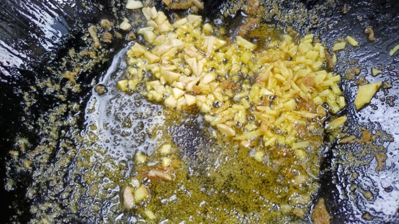 豆芽炒肉丝,另就油锅放入生姜大蒜,炸出香味