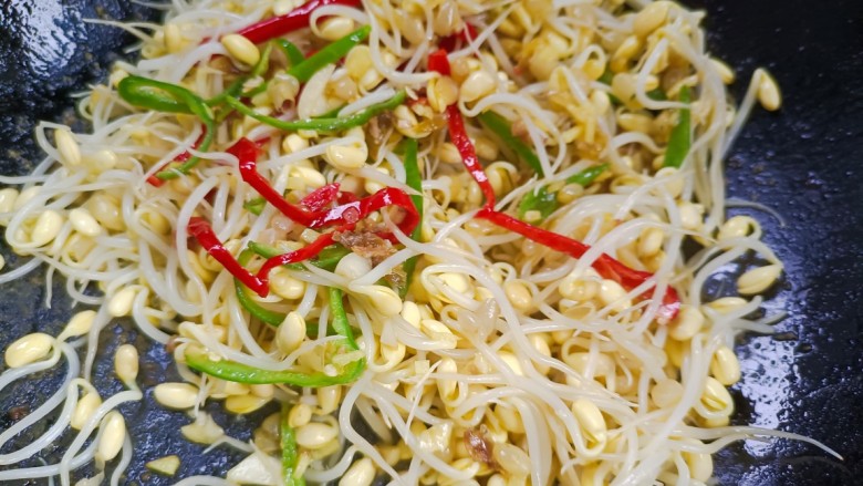豆芽炒肉丝,倒入豆芽,翻炒