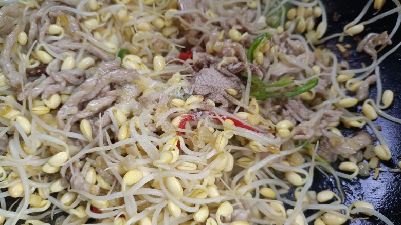 豆芽炒肉丝,放入盐,不断翻炒
