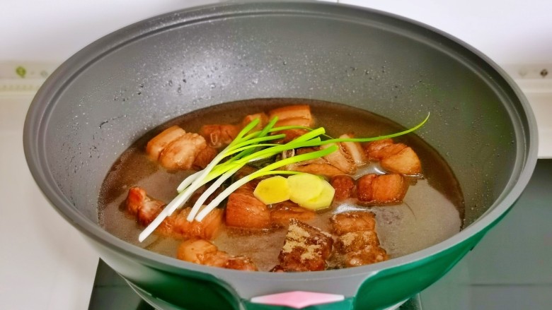 红烧猪肥肉,加入水,再加葱姜,<a style='color:red;display:inline-block;' href='/shicai/ 829'>十三香</a>盖上盖子烧开炖25分钟。