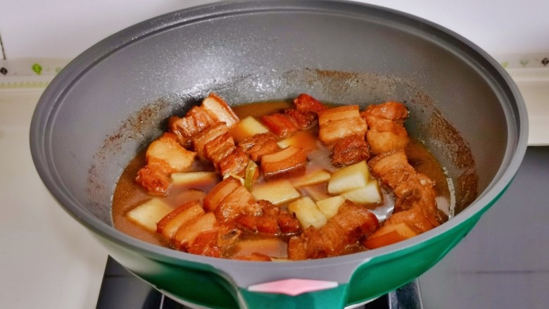 红烧猪肥肉,加入切小块的<a style='color:red;display:inline-block;' href='/shicai/ 56'>冬瓜</a>。(不喜欢可以不放)