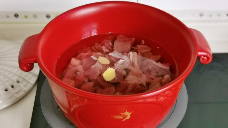 芋头焖牛腩,冷水下锅,加入姜片煮2分钟。