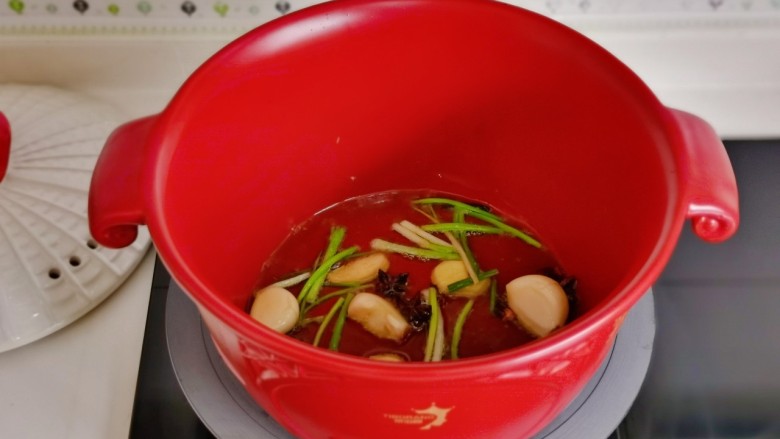 芋头焖牛腩,起油锅,加入葱姜蒜<a style='color:red;display:inline-block;' href='/shicai/ 695'>八角</a>炒出香味。