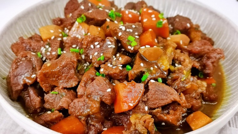 芋头焖牛腩,软烂入味,无敌了。