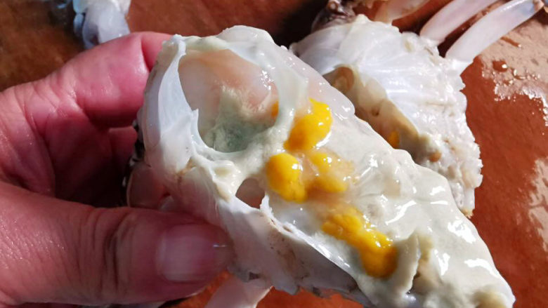 蛋蒸螃蟹,宰杀梭子蟹,蟹肉切成四瓣,蟹钳敲开