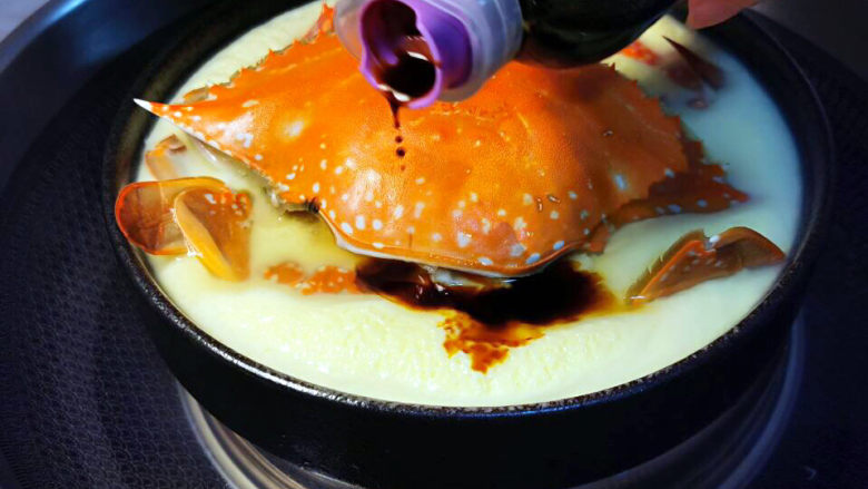 蛋蒸螃蟹,趁热淋上少许<a style='color:red;display:inline-block;' href='/shicai/ 692'>酱油</a>(重在提鲜)
