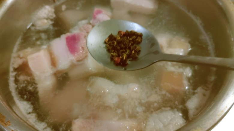 红烧猪肥肉,肉切块放入开水中汆烫变色捞出,水中加入<a style='color:red;display:inline-block;' href='/shicai/ 700'>花椒</a>去腥增香。