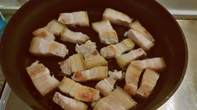 红烧猪肥肉,焯水后的肉沥干水分,放入平底锅煎制。