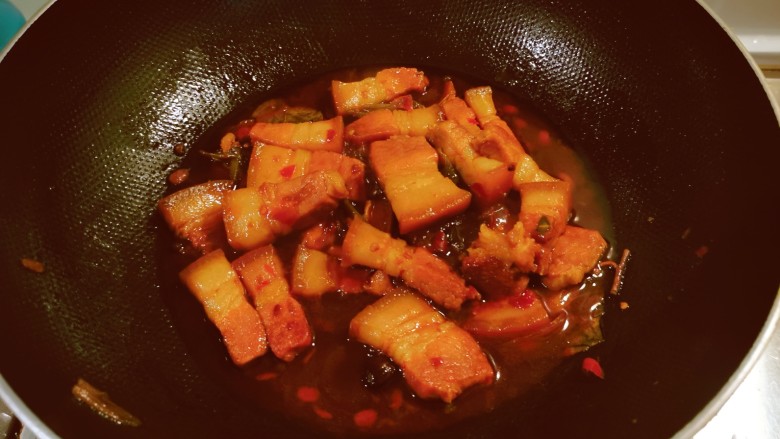 红烧猪肥肉,烧至肉块的成熟度适合自己,大火收汁,关火出锅。