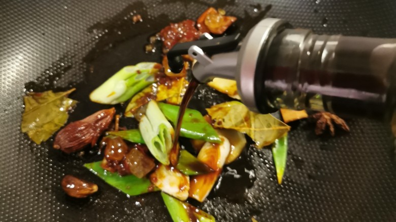 红烧猪肥肉,倒入<a style='color:red;display:inline-block;' href='/shicai/ 692'>酱油</a>提味。