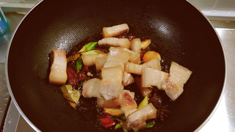 红烧猪肥肉,放入煎好的肉块。