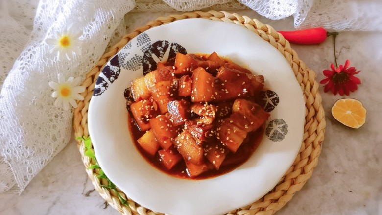 红烧猪肥肉,装盘,撒上<a style='color:red;display:inline-block;' href='/shicai/ 141765'>熟芝麻</a>,上桌即食。