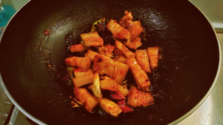 红烧猪肥肉,翻炒上色。